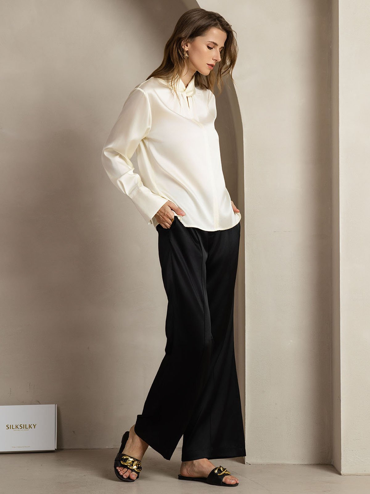 Rosstef 19Momme Silk Keyhole Neck Blouse with Pearl Buttons